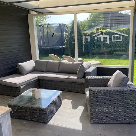 Near With Large Private Garden - Not For Companies Holiday home